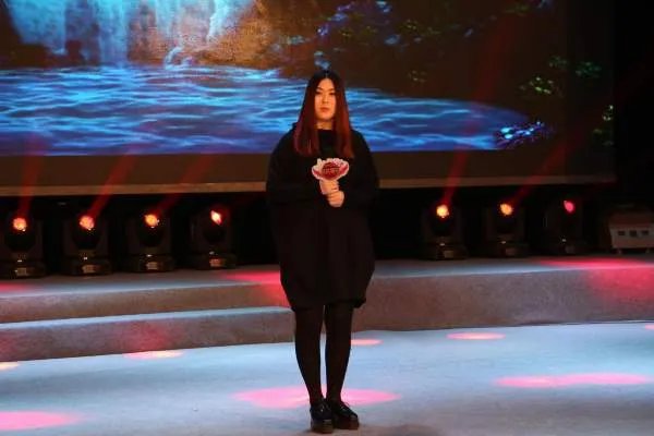 当年西单女孩上春晚火了一段时间后为什么会销声匿迹？