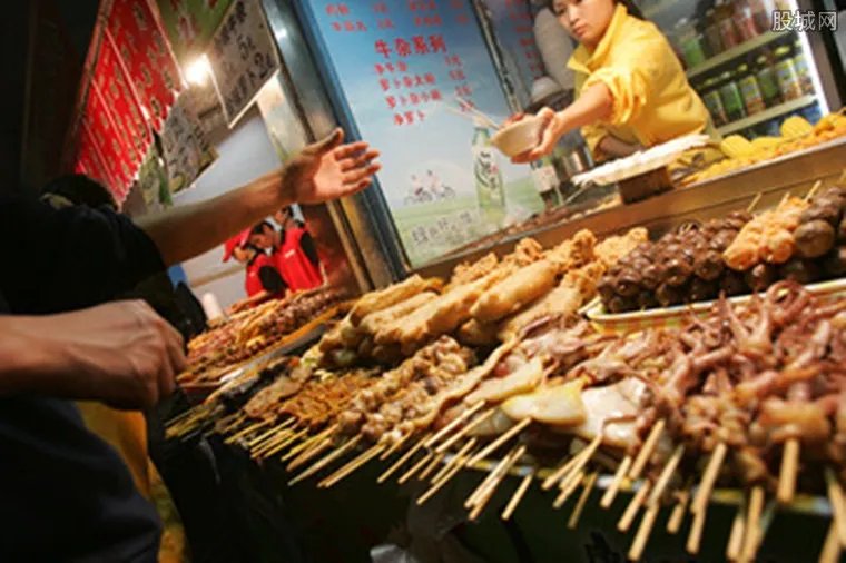 一个鸡翅11根签 每根签2角钱两女生一顿吃640根