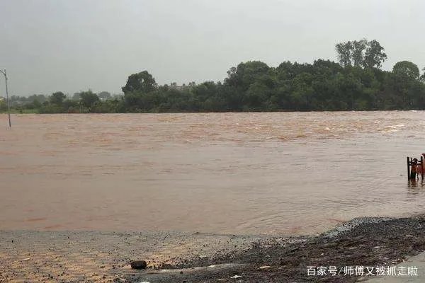 在郑州地铁5号线车厢里给大家鼓劲儿的女子去世了，她是如何“掉队”的？