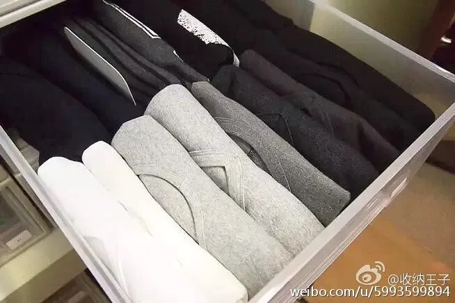 衣服叠放其实会很容易变乱，像这样竖起来收纳就不会乱了。而且一...