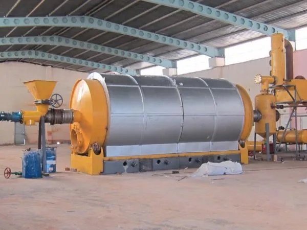 一套废轮胎裂解炼油设备多少钱？哪个公司的设备出油率高？