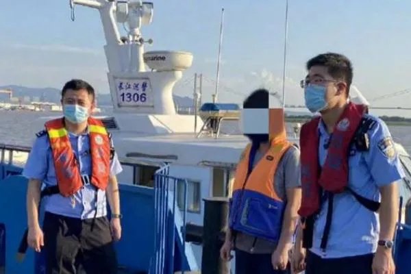 男子为回扬州套游泳圈强渡长江 游泳体力不支怎么办