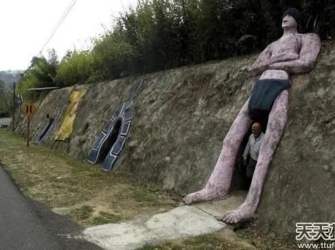 老人山上挖洞:竟挖出一座地宫(组图)