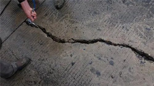 水泥地面裂缝如何处理