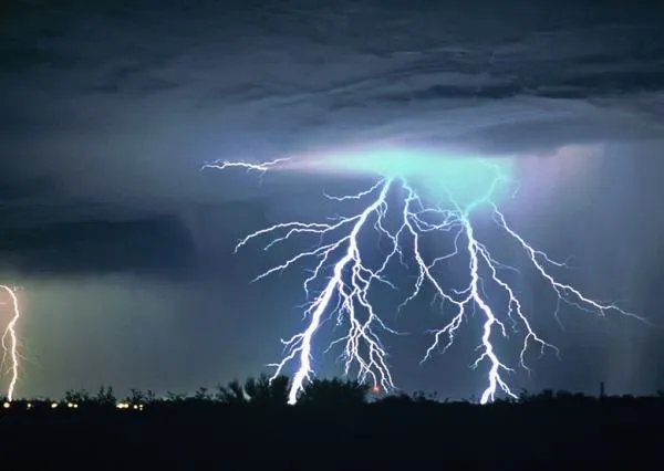 美国加州72小时遭上万次雷击是怎么回事？