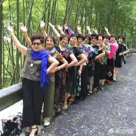 阿姨们照相带7条丝巾挪10次地方，丝巾墨镜成妈妈拍照必备，你的妈妈爱拍丝巾照吗？