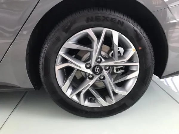 作为刚毕业的一名大学生，第十代索纳塔怎么样