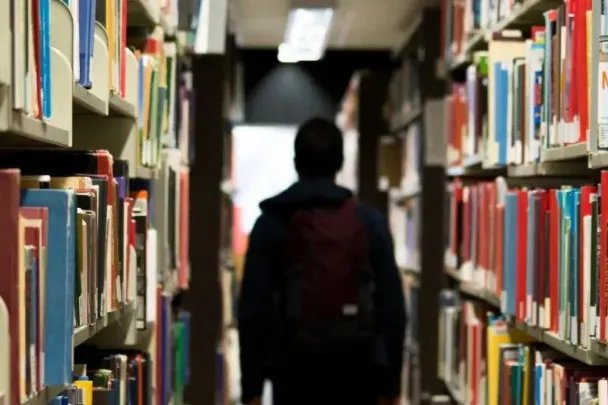 老师站楼道给学生讲课？不都是学生被罚站楼道吗？