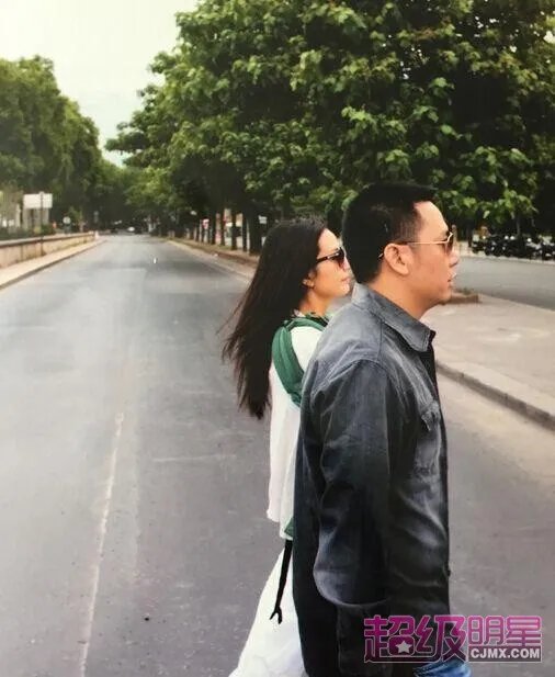 赵薇罕见秀恩爱 晒与老公牵手过马路照并隔空示爱
