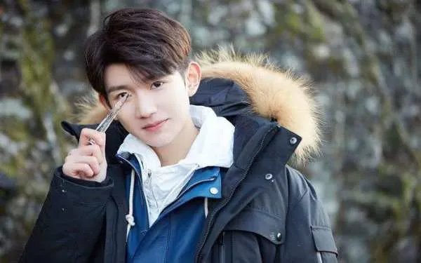 王源吸烟门后首次现身新闻联播，他的道歉你接受吗？