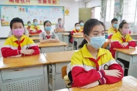 河北一小学13名学生感染，仅吃饭时摘口罩，为何还是防不住？