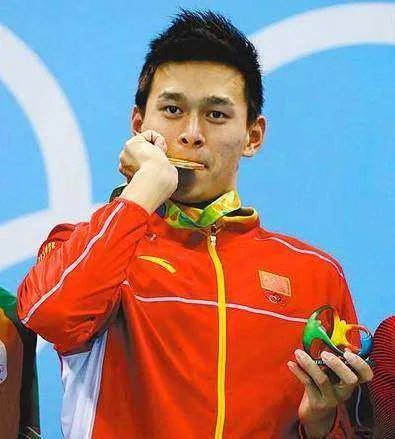 运动员夺得冠军后为什么喜欢咬金牌?