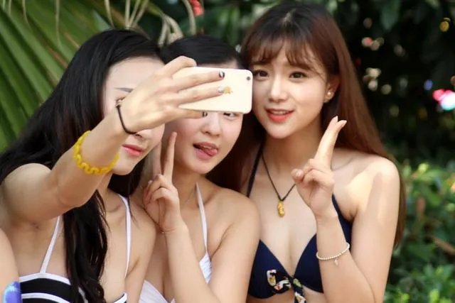 丽人节女神们都爱自拍吗？赵薇妇女节晒自拍…你怎么看？