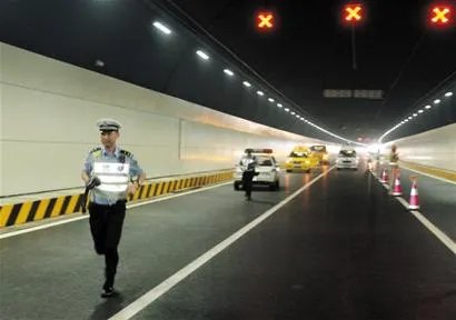 关于司机隧道内飙车时速271公里一事，你的看法是什么？