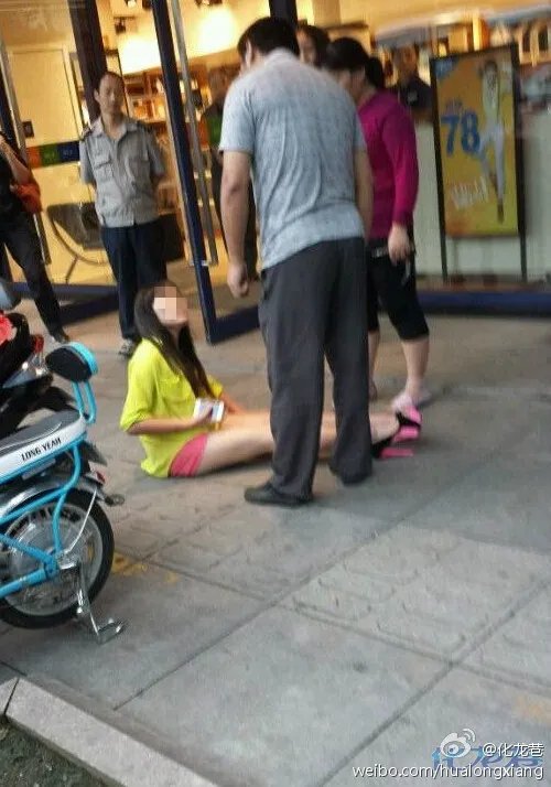 江苏14岁少女打扮成熟 当街与父亲发生肢体冲突