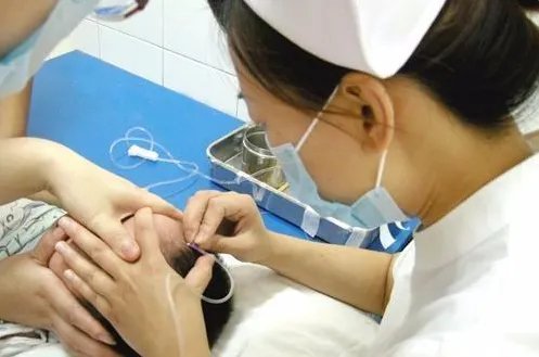 山西1岁男童打点滴后死亡，这么小的孩子能打点滴吗？