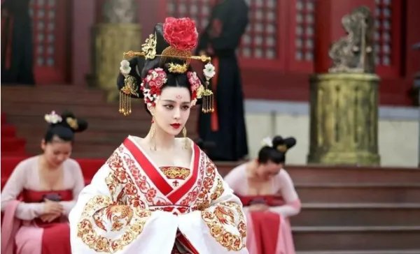 刘晓庆和范冰冰都演过武则天,谁的演技更好些?为什么?