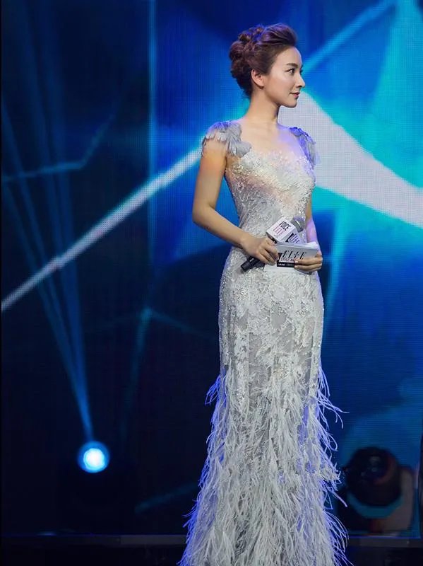 吴昕跟潘玮柏“相爱”发糖，这些年吴昕的衣品是怎么进化成女神的？