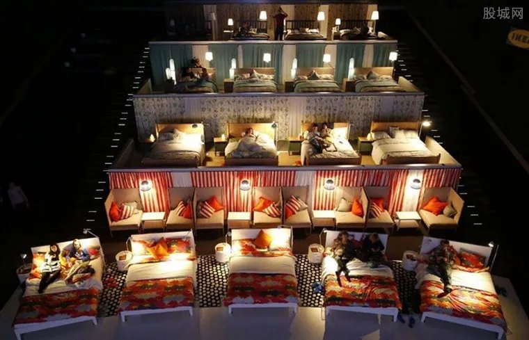 杭州电影院推床厅 情侣躺在床上看电影