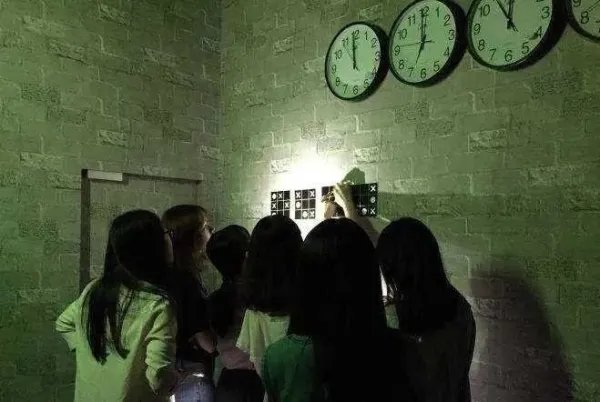 浙江一女孩玩密室逃脱被砍伤，头被缝了4针，这一游戏存在哪些安全隐患？