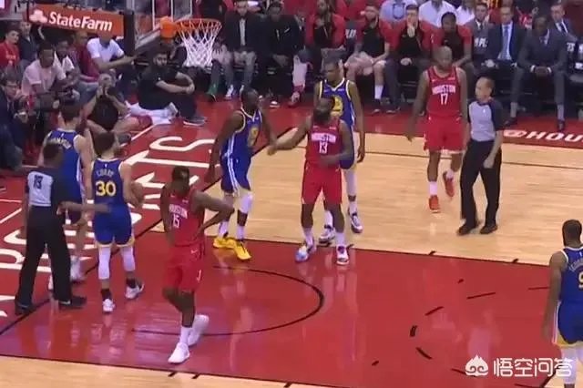 格林再次打到哈登眼睛，再次主动道歉。格林真的是无意的，还是装无辜？