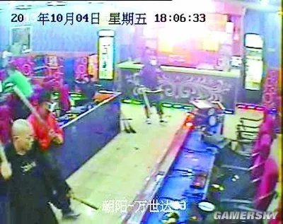北京两网吧遭多名蒙面男持刀打砸 顾客被狠踹
