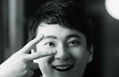 王思聪春节在三亚吃大鹅，还跟老板豪爽碰杯，你怎么看？