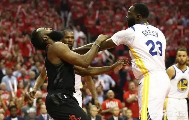 格林再次打到哈登眼睛，再次主动道歉。格林真的是无意的，还是装无辜？