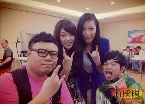 32郎激吻丁少华 《中国好声音》幕后照亲如家人