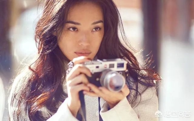 舒淇发文怒斥乘机旅客碰撞电视损坏公物，乘客应该为其不文明行为负责么？