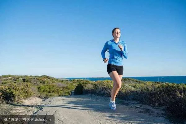 郑州一高校学生称雾霾天还要晨跑,校方：没强制,可周末补跑,对于大学里的晨跑有必要吗？