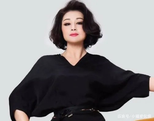 于月仙车祸去世，四人同乘一辆车，唯独她当场去世，谁来承担这起事故责任？