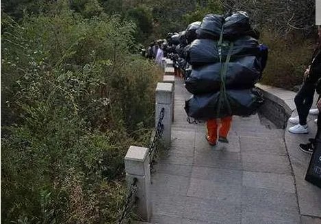 八达岭清洁工一天背多少吨垃圾下山？