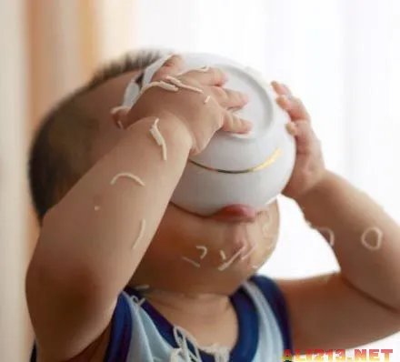 “吃面弟”火速走红 盘点网络上爆红的萌童