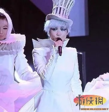 网友直呼重口味！韩寒被曝密会李宇春引车震门