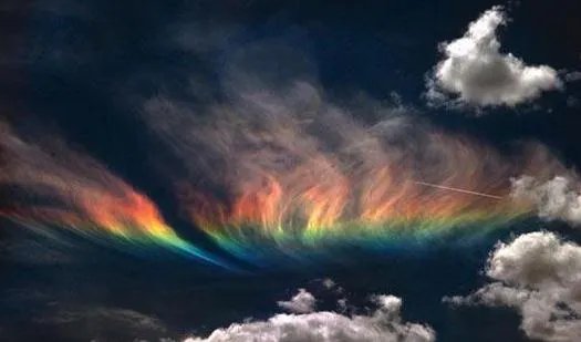 南宁七彩祥云是怎么回事：不是童话这画面确实罕见