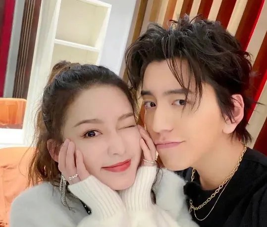 王大陆回应抱李沁，是节目需要还是两人私交好？