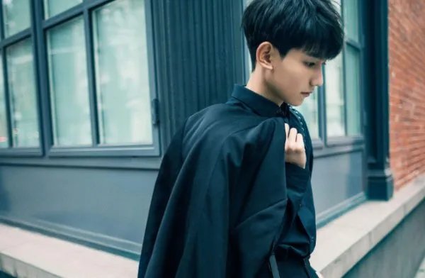 TFBOYS遭到粉丝激光笔照脸，如果激光笔照到眼睛，眼睛会受到什么伤害？