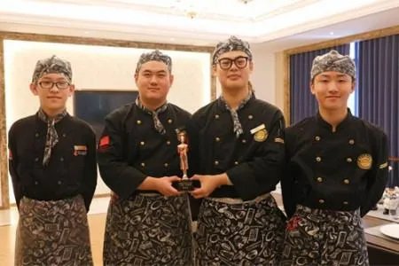 学西餐好还是学中餐好？