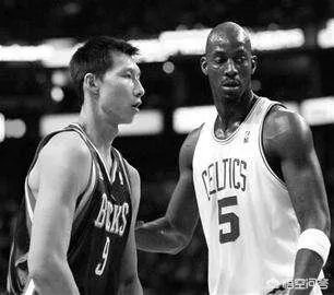 当年易建联在NBA新秀赛季,一拳将挑衅的加内特击倒在地是怎么回事?当时发生了什么?