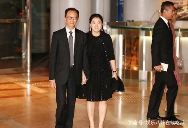 伏明霞被传主动提出离婚,只因大她27岁的老公梁锦松“出轨”,真的吗?