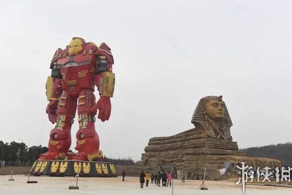 国内惊现史上最丑巨型钢铁侠 为山寨狮身人面像站岗