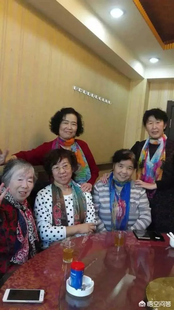 阿姨们照相带7条丝巾挪10次地方，丝巾墨镜成妈妈拍照必备，你的妈妈爱拍丝巾照吗？