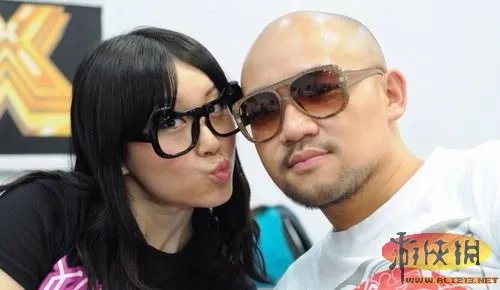 32郎激吻丁少华 《中国好声音》幕后照亲如家人