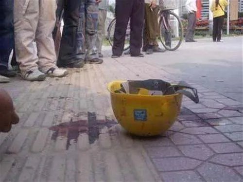 两男殴打讨薪工人,劳动法将如何处置这两名打人男子?