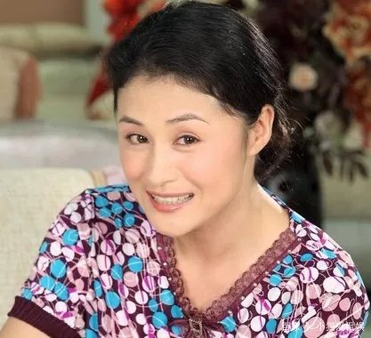 于月仙车祸去世，四人同乘一辆车，唯独她当场去世，谁来承担这起事故责任？