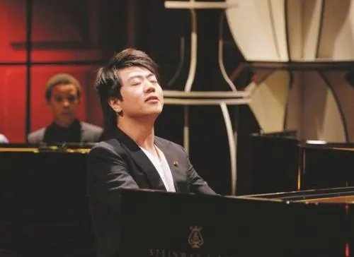 钢琴家郎朗的个人资料年收入出场费多少钱 郎朗的钢琴多少钱