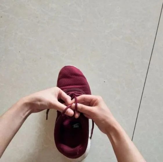 鞋带蝴蝶结的系法图解