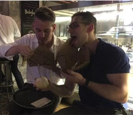 世界青年说布莱尔是不是和嘉宾在一起了呢 网友扒出他的女友