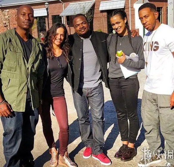 《速度与激情8》首发海报 范迪塞尔遥望前路形单影只